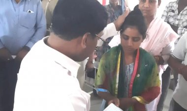 कलेक्ट्रेट पहुंची आदिवासी बेटी, तो कलेक्टर ने किया कुछ ऐसा कि सभी हो गए भावुक - देखें वीडियो - कलेक्टर सूर्यवंशी ने पेश की संदेवनशीलता की मिसाल