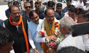 सीएम शिवराज का हेलीपैड पर हुआ भव्य स्वागत, कांग्रेस ने आधे घंटे पहले ही औपचारिक प्रदर्शन कर दिया, पुलिस ने हिरासत में लिया, सीएम की पल-पल की देखिए अपडेट