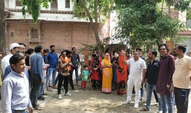 मंदिर के पास संजीवनी क्लीनिक बनने के विरोध में निगम पंहुचे लोग,  पार्षद और महापौर के खिलाफ जताया गुस्सा तो मौके से गायब हो गए नेता