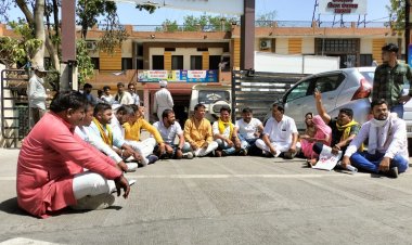 अधिकारियो और जिला पंचायत अध्यक्ष पति पर मनमानी का आरोप लगाते हुए सदस्यों ने किया  बैठक का बहिष्कार , कड़कड़ाती धूप में जिला पंचायत गेट पर दिया धरना