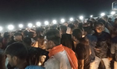 विधायक ट्राफी में दे दनादन , दर्शक आपस में भिड़े - दोनो टीमों को बराबर इनामी  राशि बांटकर मामला किया शांत