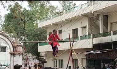 देख तमाशा :  हुनर या बेबसी नन्ही बच्ची के करतब रतलाम को कर रहे मंत्रमुग्ध, लेकिन ये व्यवस्था पर सवाल भी है