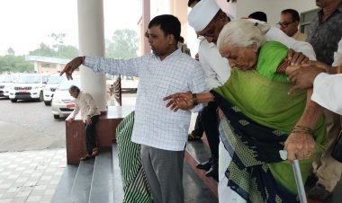 जब कलेक्टर ने थामा बुजुर्गो का हाथ, आंखों से छलक पड़े आंसू  -जानिये क्यों रो पड़े वृद्धाश्रम से आए आवेदक और कलेक्टर