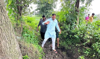 अंतिम संस्कार के लिए संकरे, कीचड़ से सने रास्ते पर चलने को मजबूर ग्रामीण बिफरे, कांग्रेस नेता सोलंकी ने पंहुचकर अधिकारियों से की बात -जानिये कहां शमशान के लिए लोग हुए नाराज