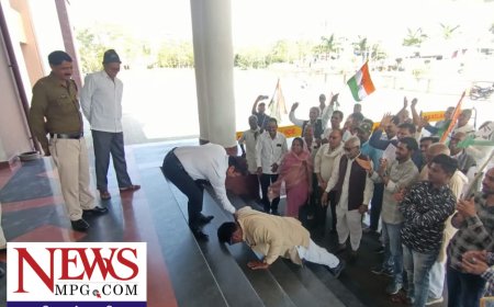 कलेक्ट्रेट में संयुक्त कलेक्टर के कदमों में गिर पड़े किसान नेता और कर दी बड़ी मांग, जानिए ,ऐसा क्या हो गया कि किसान को गिरना पड़ा कदमों में ...