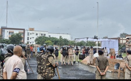 भीड़ ने की आगजनी, पुलिस ने आंसू गैस के साथ 4 राउंड किए फायर - वीडियो में देखे मामला