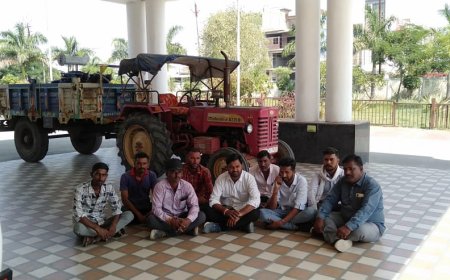 डीपी से भरे ट्रैक्टर पंहुचे कलेक्ट्रेट, जमीन पर बैठे किसानों ने लगाई गुहार