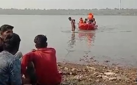 तालाब में पलटी डोंगी, गायब हुआ 14 साल का किशोर