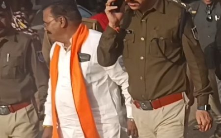 एसपी फिर उतरे सड़क पर, भाजपा जिलाध्यक्ष भी आए साथ...राम मंदिर चौराहे पर पैदल घूमकर जाना यातायात का हाल, अब होंगे ये सुधार
