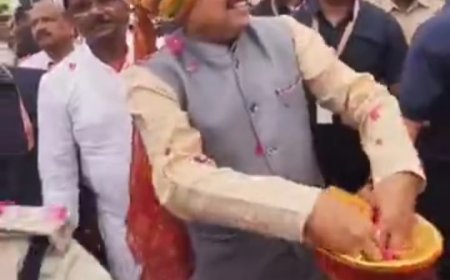 आईजी जोगा और उज्जैन एसपी प्रदीप शर्मा की सीएम के साथ वायरल हुई मस्ती भरी होली, मुख्यमंत्री डॉ मोहन यादव,बरसाए फूल, फिल्मी गानों पर थिरके अधिकारी