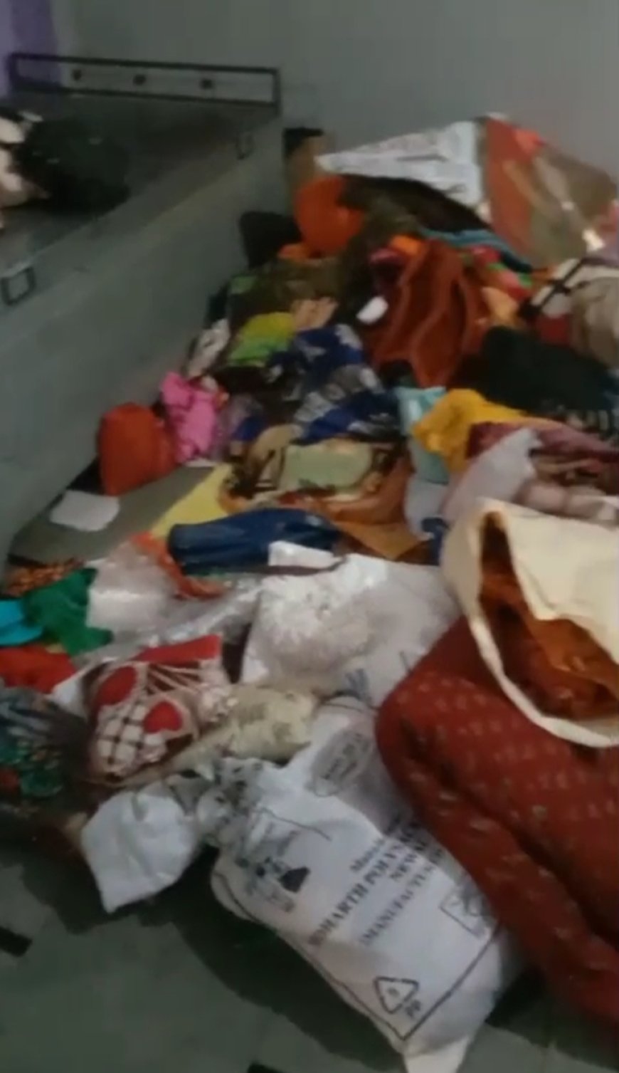 कांडरवासा में खौफनाक लूट: चार घरों में हथियारबंद बदमाशों का तांडव, बच्चों को बंधक बनाकर मोबाइल-जेवर-नकदी लूटी, गांव में दहशत