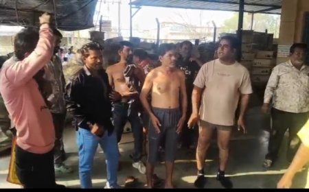 “बिजली दफ्तर में उतरे कपड़े, सिस्टम के खिलाफ फूटा गुस्सा… जावरा में अनोखा विरोध”