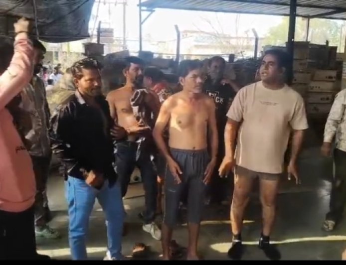 “बिजली दफ्तर में उतरे कपड़े, सिस्टम के खिलाफ फूटा गुस्सा… जावरा में अनोखा विरोध”