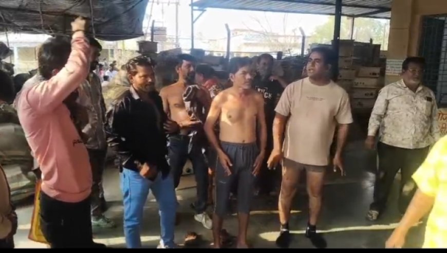 “बिजली दफ्तर में उतरे कपड़े, सिस्टम के खिलाफ फूटा गुस्सा… जावरा में अनोखा विरोध”