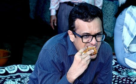 कलेक्टर पहुंचे किसान के खेत: खाट पर बैठकर खाए भुट्टे, बोले— "रतलाम-सैलाना जैसे मीठे ड्रैगन फ्रूट कहीं नहीं मिले"