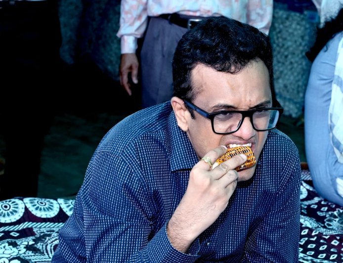 कलेक्टर पहुंचे किसान के खेत: खाट पर बैठकर खाए भुट्टे, बोले— "रतलाम-सैलाना जैसे मीठे ड्रैगन फ्रूट कहीं नहीं मिले"