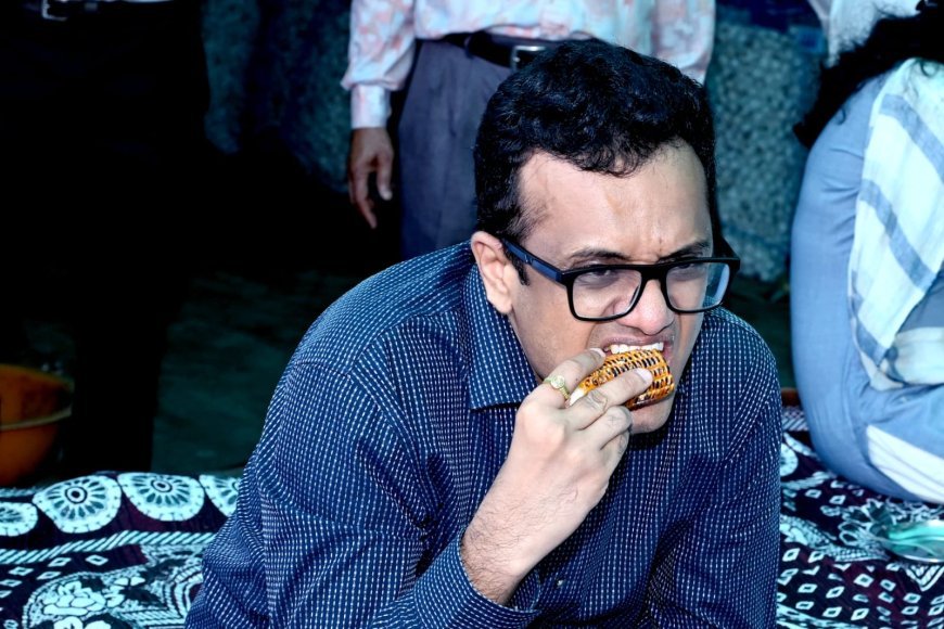 कलेक्टर पहुंचे किसान के खेत: खाट पर बैठकर खाए भुट्टे, बोले— "रतलाम-सैलाना जैसे मीठे ड्रैगन फ्रूट कहीं नहीं मिले"