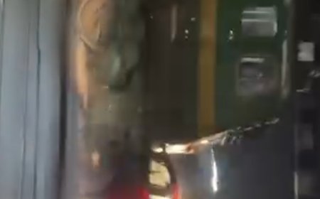 रतलाम में खौफनाक हादसा: ट्रेन आते ही दोनों तरफ के फाटक हुए बंद, ट्रैक के बीच फंसी कार के उड़े परखच्चे! देखें Live Video
