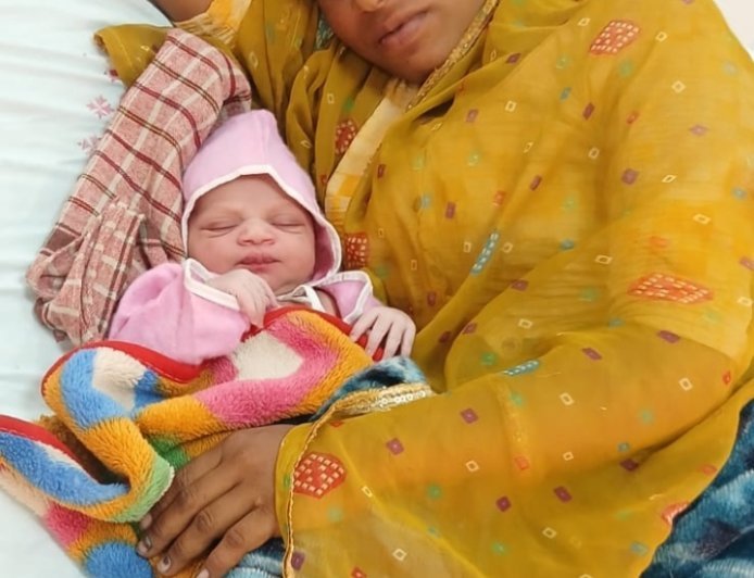 खेत में तड़प रही थी आदिवासी महिला, जावरा सिविल अस्पताल की टीम ने दिखाई तत्परता; खुले खेत में ही कराई सफल डिलीवरी