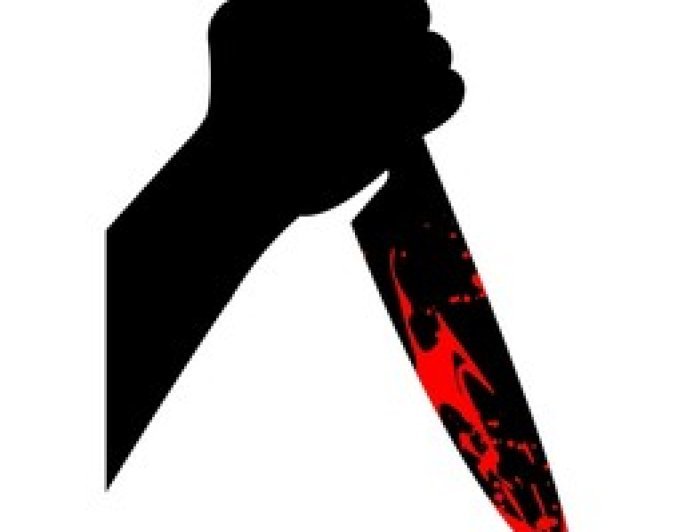 थाने के बाहर ही पति ने पत्नी पर  चाकू से किए कई वार