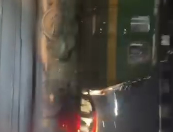 रतलाम में खौफनाक हादसा: ट्रेन आते ही दोनों तरफ के फाटक हुए बंद, ट्रैक के बीच फंसी कार के उड़े परखच्चे! देखें Live Video
