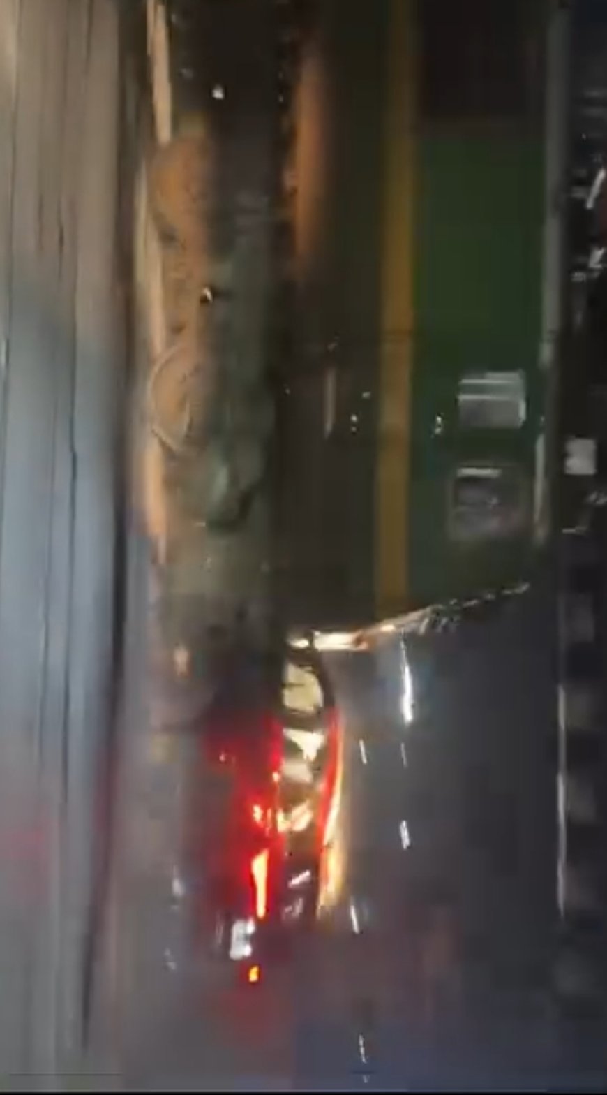 रतलाम में खौफनाक हादसा: ट्रेन आते ही दोनों तरफ के फाटक हुए बंद, ट्रैक के बीच फंसी कार के उड़े परखच्चे! देखें Live Video